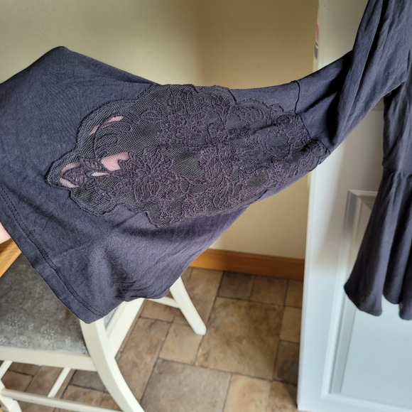 2 American Eagle Medium soft and sexy shirts - Picture 3 of 8